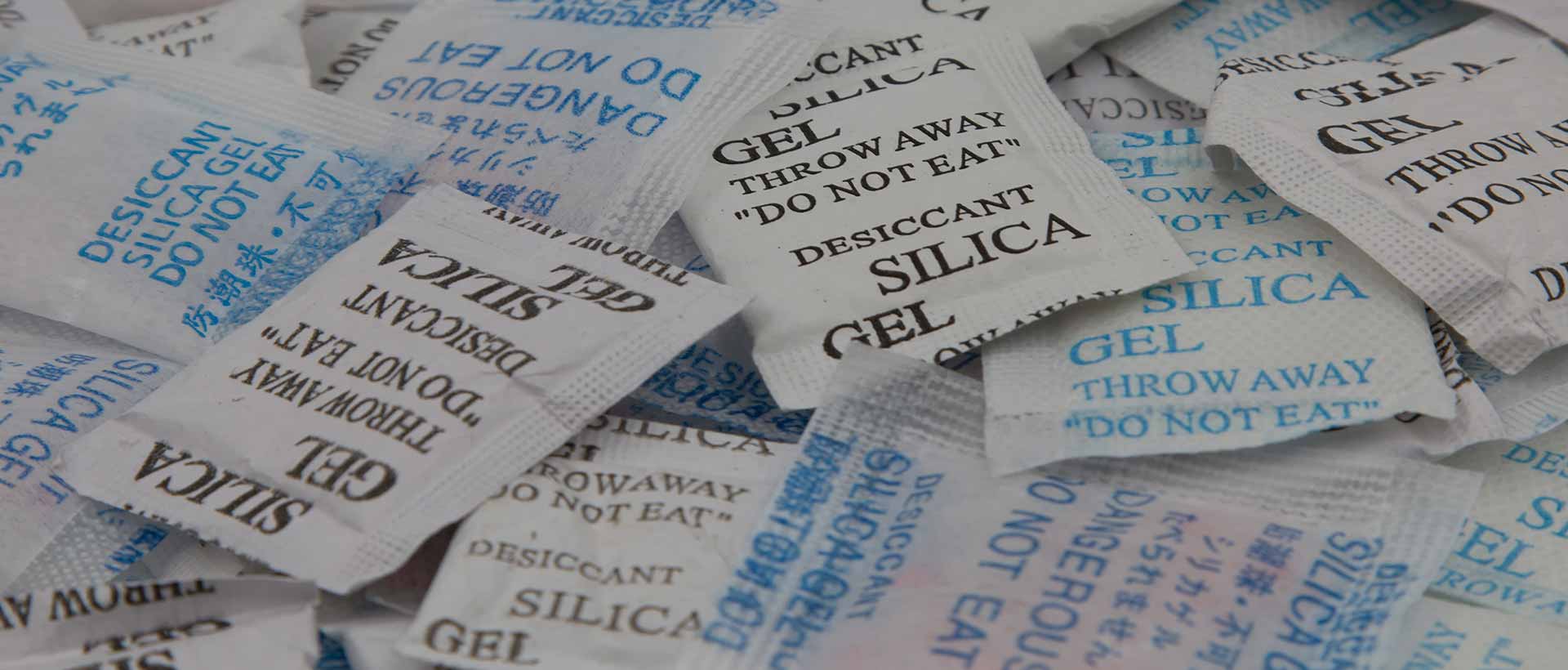 Viele Silica Gel Beutel
auf einem Haufen Viele Silica Gel Beutel auf einem Haufen