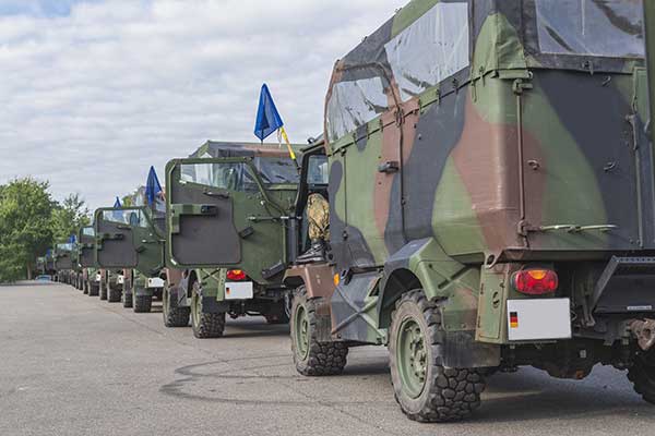 Kolonne von Bundeswehr-Fahrzeugen