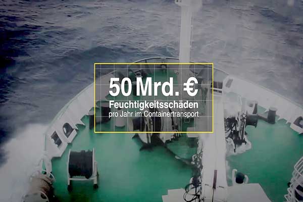 Ansicht eines Schiffs in rauher See mit Text: 50 Mrd. Euro Feuchtigkeitsschäden pro Jahr