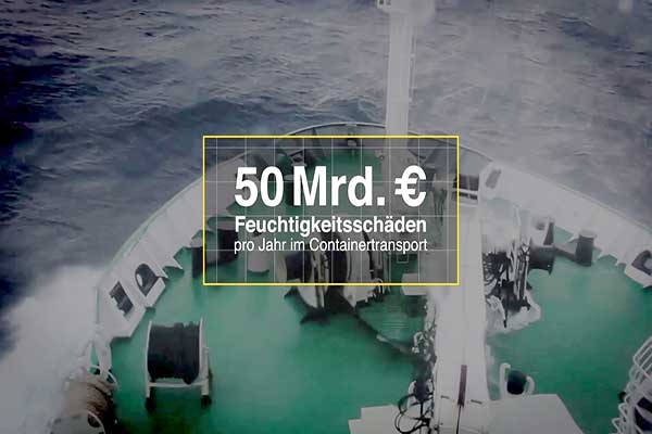 Widok statku na wzburzonym morzu z tekstem: 50 mld euro szkód wilgotnościowych rocznie