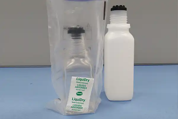 Superabsorbeur LiquiDry dans un sachet d’échantillonnage avec deux flacons pour le transport d’échantillons médicaux