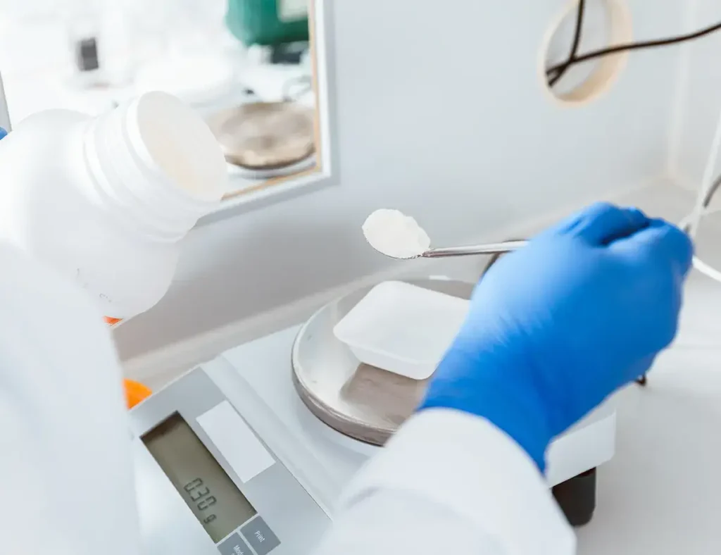 Laboratorio essiccanti ThoMar OHG con pesatura di granulato su bilancia farmaceutica