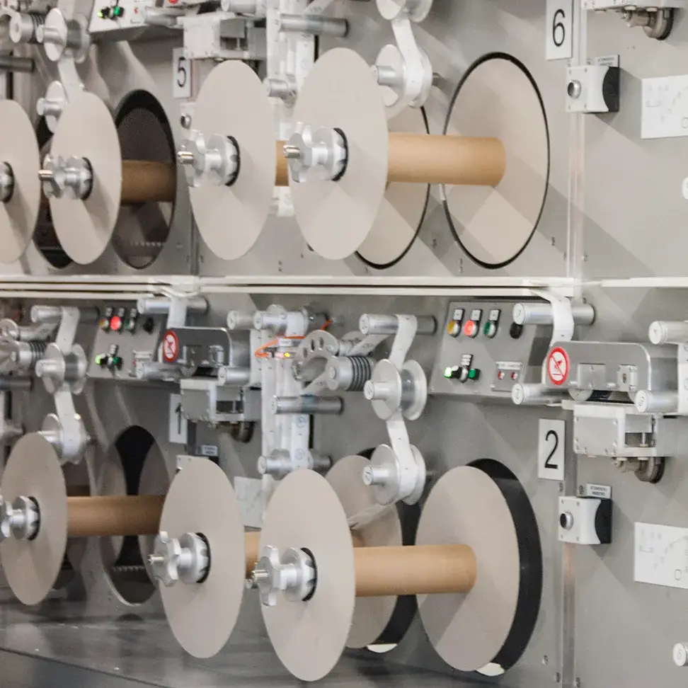 Produzione di sacchetti essiccanti ThoMar Pharma con macchina avvolgitrice per sacchetti con saldatura dorsale