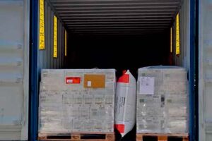 Themenbild geöffneter Container mit Ladung
