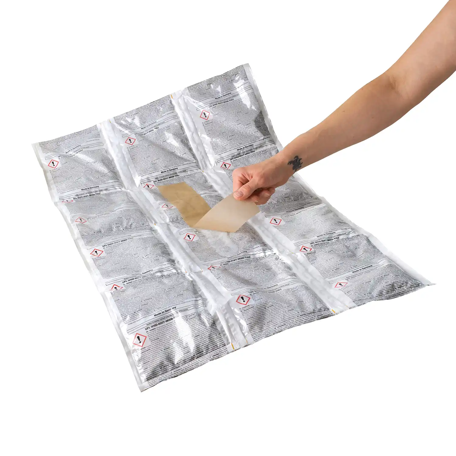 Image produit de la couverture déshydratante pour conteneur ThoMar SeaDry à plat face arrière main retirant la bande adhésive