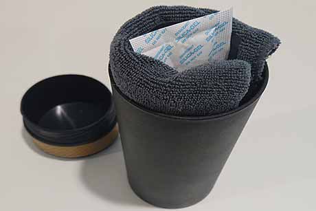 Immagine tematica bustine silica gel in confezione con panno