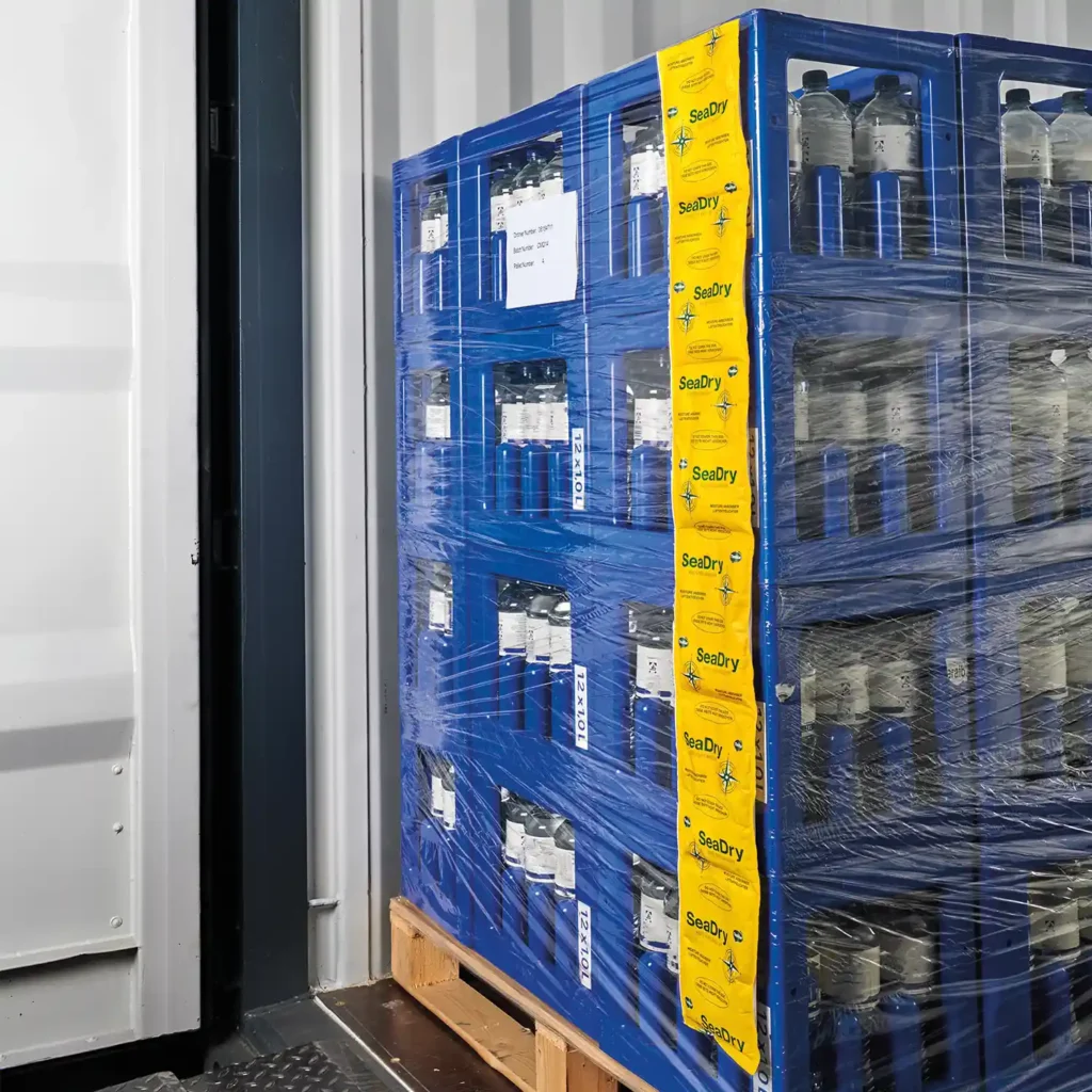 Image d’application : chaîne déshydratante pour conteneur ThoMar SeaDry Strip fixée sur la marchandise dans le conteneur