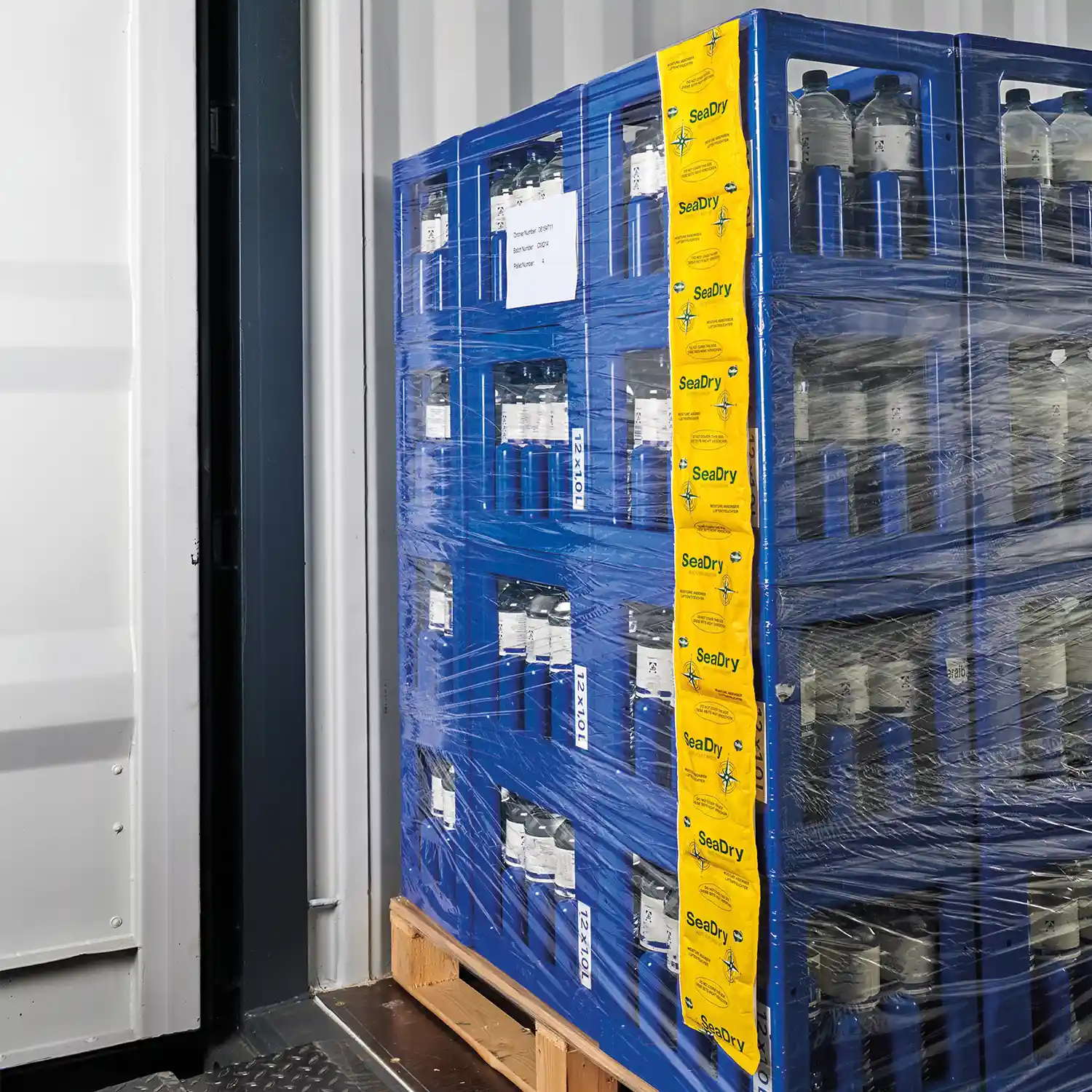 Immagine applicativa ThoMar catena di sacchetti essiccanti per container SeaDry Strip fissata alla merce nel container
