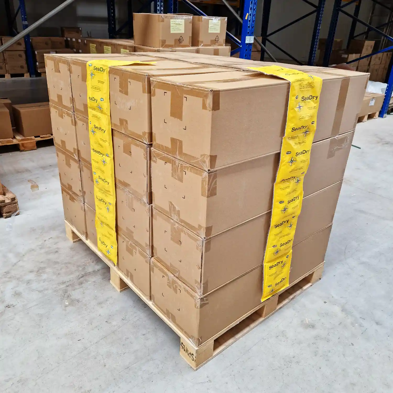 Immagine applicativa ThoMar catena di sacchetti essiccanti per container SeaDry Strip fissata su cartoni su pallet