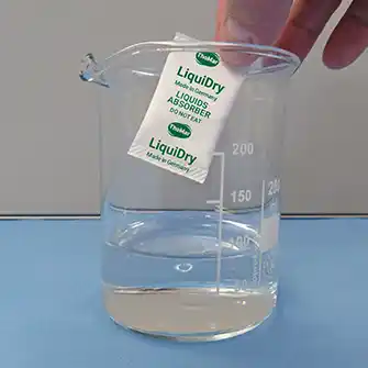Application du sachet absorbeur de liquide LiquiDry dans un bécher Application du sachet absorbeur de liquide LiquiDry dans un bécher