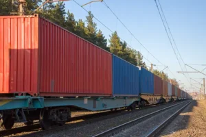 Themenbild Container werden auf einem Zug transportiert