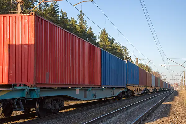 Themenbild Container werden auf einem Zug transportiert