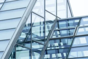 Themenbild Glas mit einem Gebäude mit Glasflächen