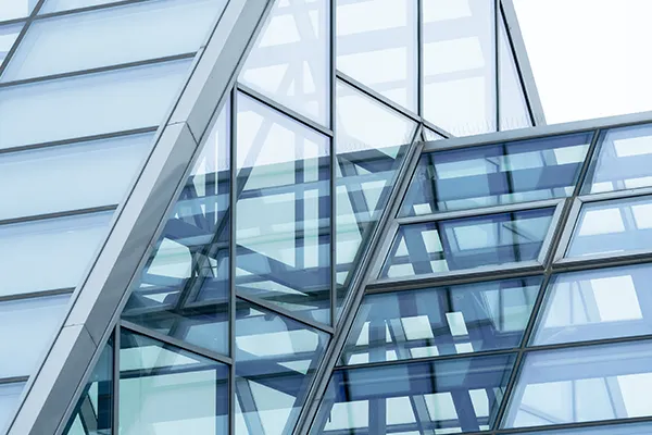 Immagine tematica: vetro con un edificio con superfici vetrate