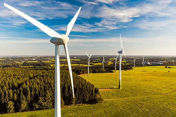 Turbine eoliche su un'area agricola