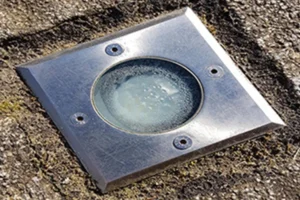 Thema-afbeelding grondspot met waterdruppels op het glas
