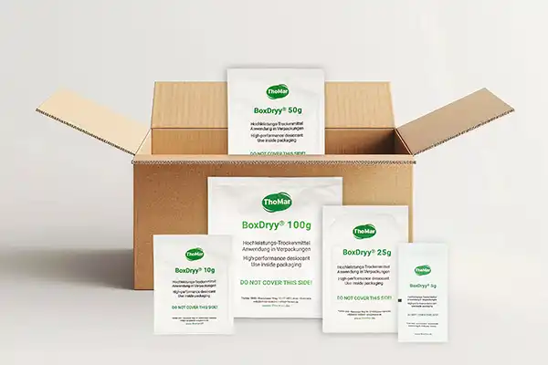 Sachet déshydratant BoxDryy® devant l’emballage en carton