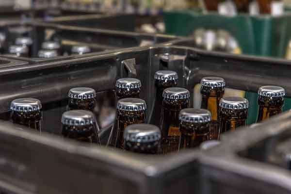 Bouteilles de bière dans plusieurs caisses de bière