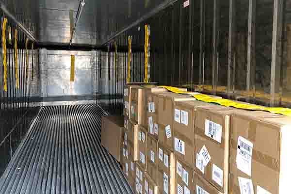 Pile de colis dans un conteneur de stockage