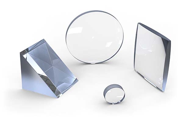 Plusieurs lentilles optiques taillées de différentes manières
