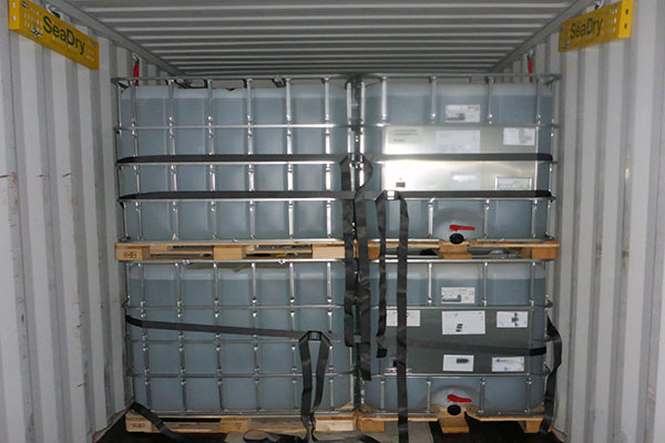 Diversi IBC su pallet in un container