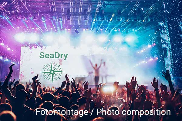 Pubblico davanti a un palco da concerto con scritta SeaDry (fotomontaggio)