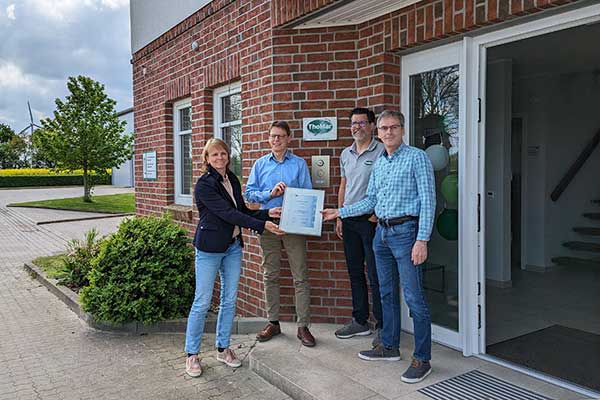Sur la photo, on peut voir Kathrin Ostertag (IHK Lübeck), Thomas Möller, Daniel Schuback et Martin Möller (de g. à dr.) lors de la remise du certificat d’anniversaire.