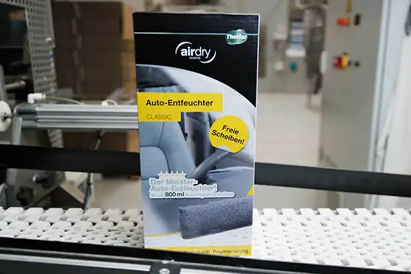 Emballage d’un déshumidificateur d’air pour voiture airdry de ThoMar sur un tapis roulant dans la production de déshumidificateurs