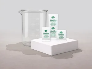 Produktkollage ThoMar Flüssigkeitsabsorber vor ausgelaufener Flüssigkeit und Messbecher