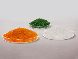 Kollage ThoMar loses Silikagel orange, weiß und mit grünem Farbumschlag in Petri-Schalen