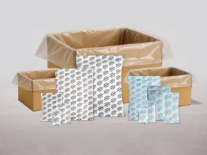 Kollage ThoMar Silikagelbeutel vor kleinen Produktverpackungen mit Folie