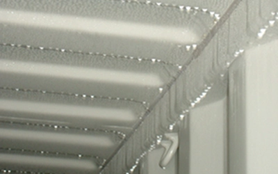 Pluie du conteneur : Condensation au plafond et sur les côtés d'un conteneur de transport
