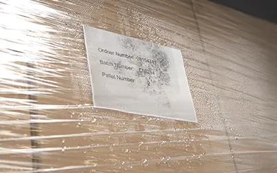 Sueur de la cargaison : Condensation derrière le film étirable sur les cartons de transport