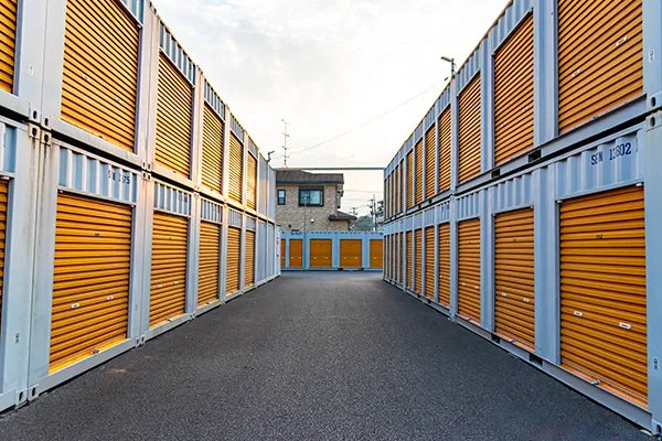 Themenbild Self Storage Lager Container zur Zwischenlagerung von Waren und Gütern