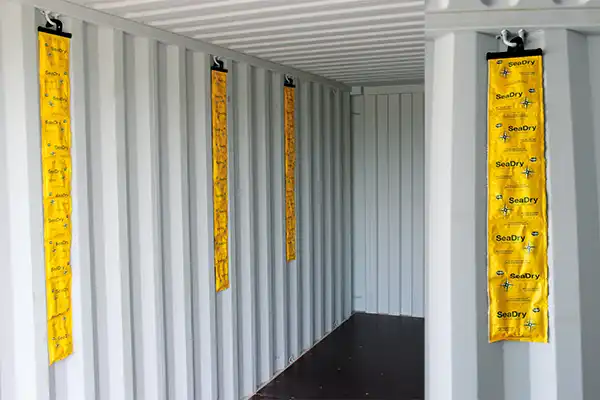 ThoMar Container Trockenmittelkette SeaDry Hook hängt im Transportcontainer