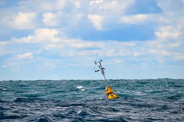 Bouée de mesure flottante avec technique de mesure en haute mer, dans des conditions climatiques exigeantes