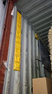 SeaDry Hook und Pole H Container-Trockenmittel befestigt an den Laschösen im Container mit Event Equipment